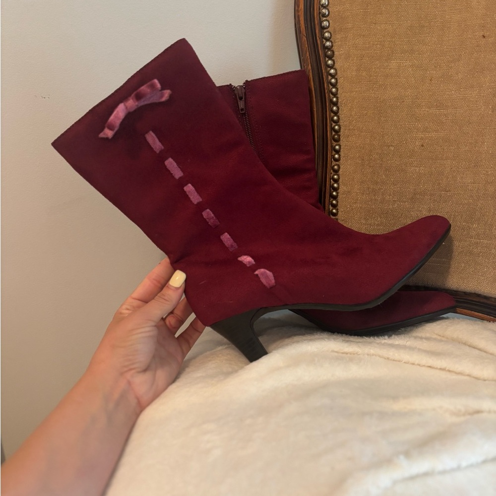 Y2K Predictions Burgundy Heeled Boots Sleek Suede Design w bow